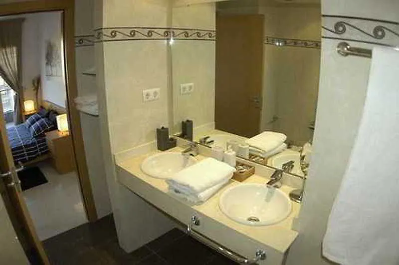 Marina Beach Apartments Барселона 3*,